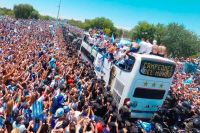 La multitudinaria caravana de los campeones del mundo terminó en polémica
