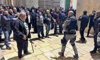 Policía de Israel reprimió y detuvo a palestinos que rezaban en una Mezquita