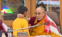 El Dalai Lama se disculpó por haber besado a un niño en la boca